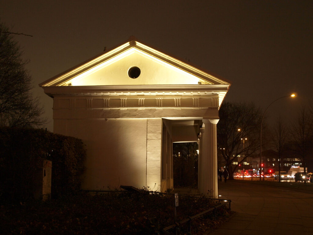 beleuchtete Millerntor Wache bei Nacht - kleines Gebäude in grieschen Stil mit vier Säulen