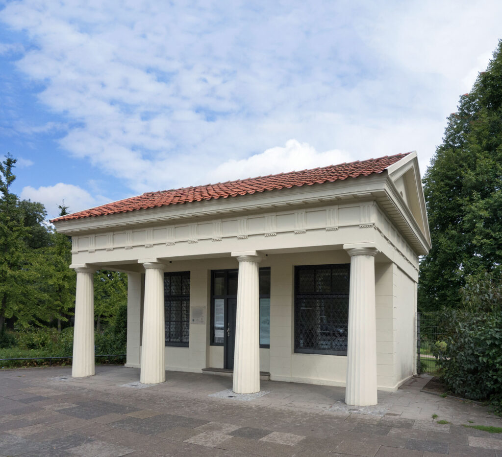 Millerntor Wache bei Tag - kleines Gebäude in grieschen Stil mit vier Säulen