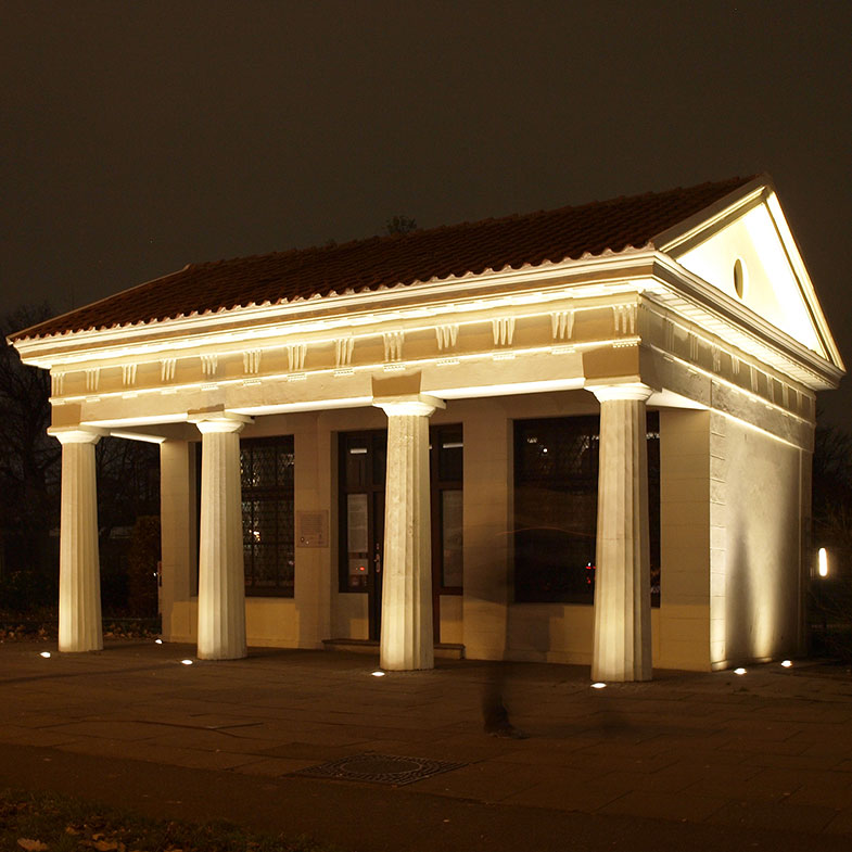 beleuchtete Millerntor Wache bei Nacht - kleines Gebäude in grieschen Stil mit vier Säulen