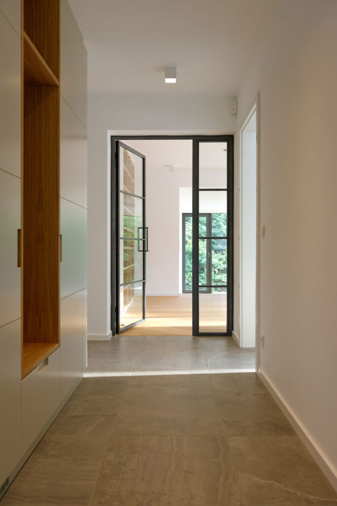 Blick in einen leeren Flur mit Einbauschränken