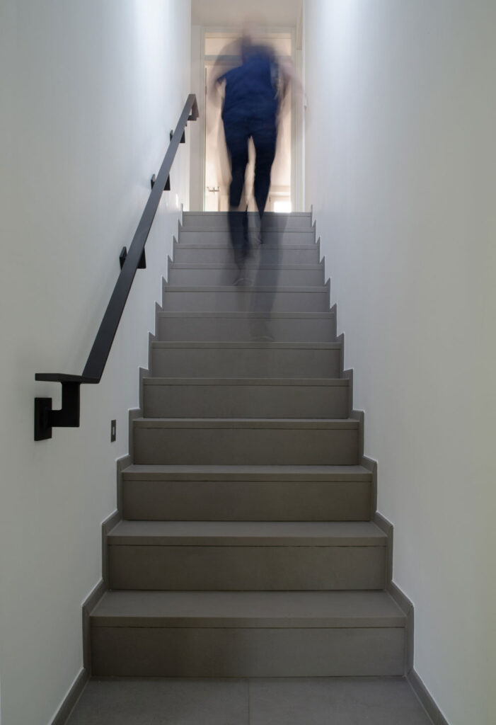 Treppe mit laufender Person