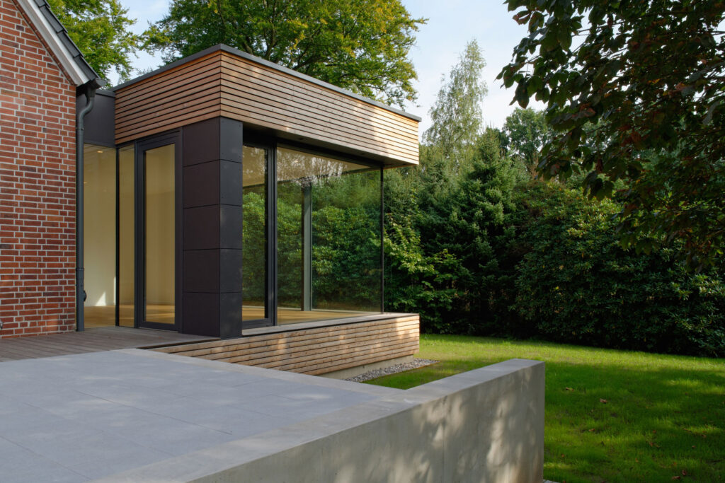 Blick auf flachen Anbau an einem Einfamilienhaus aus Backstein