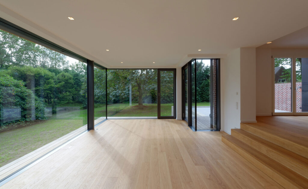 Blick aus leerem Hauses in den Garten