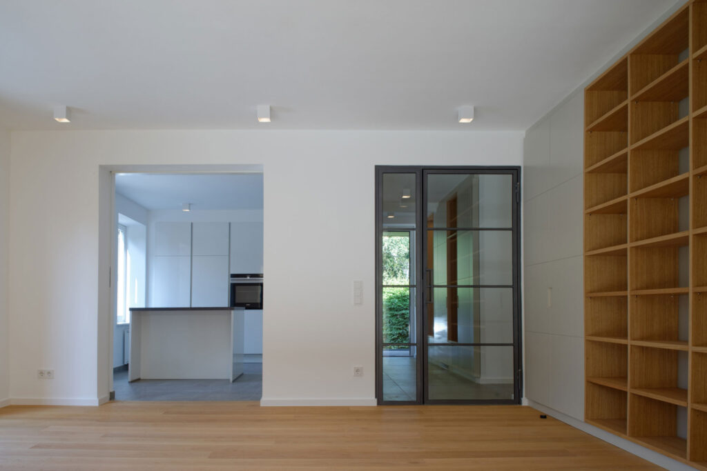 Innenansicht eines leeren Hauses mit Regal