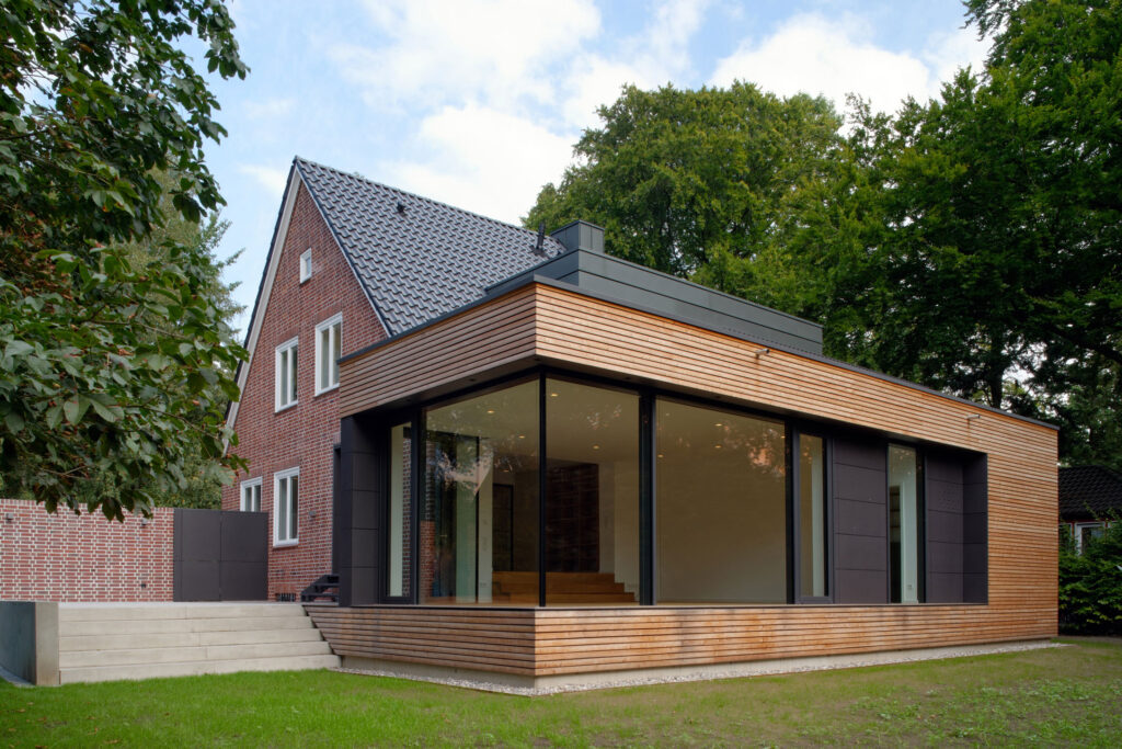 Blick auf flachen Anbau an einem Einfamilienhaus aus Backstein