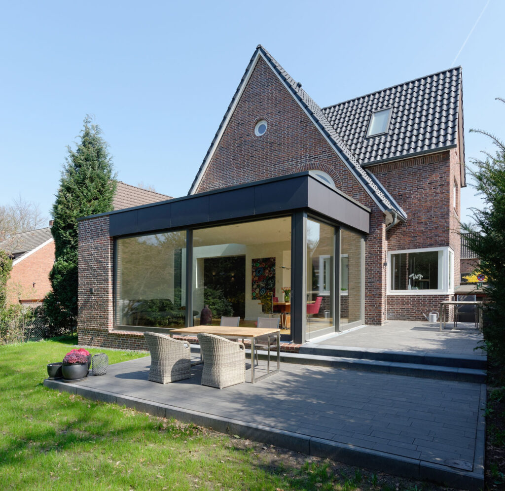 Einfamilienhaus aus Backstein mit Terrasse und Wintergarten