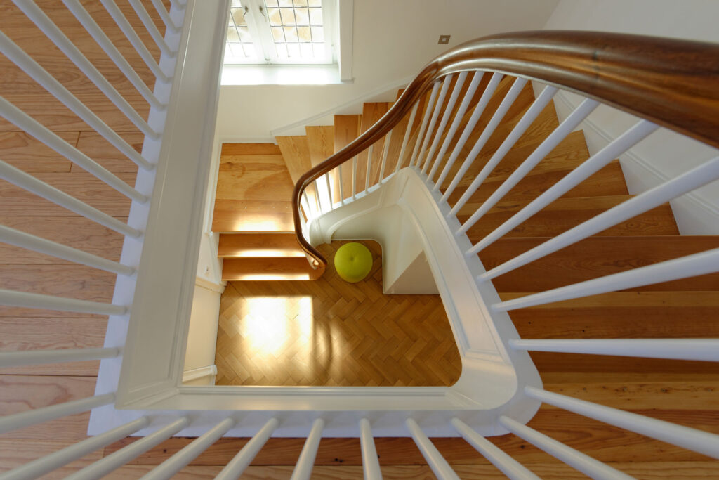 Vogelperspektive in ein Treppenhaus eines Einfamilienhauses