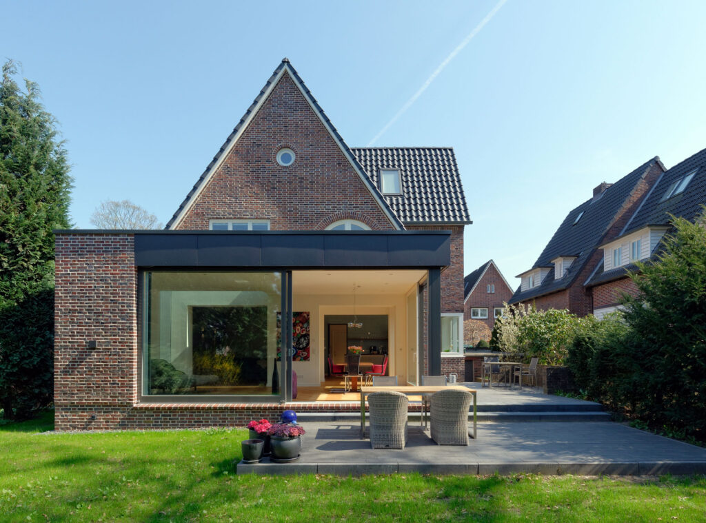 Einfamilienhaus aus Backstein mit Terrasse