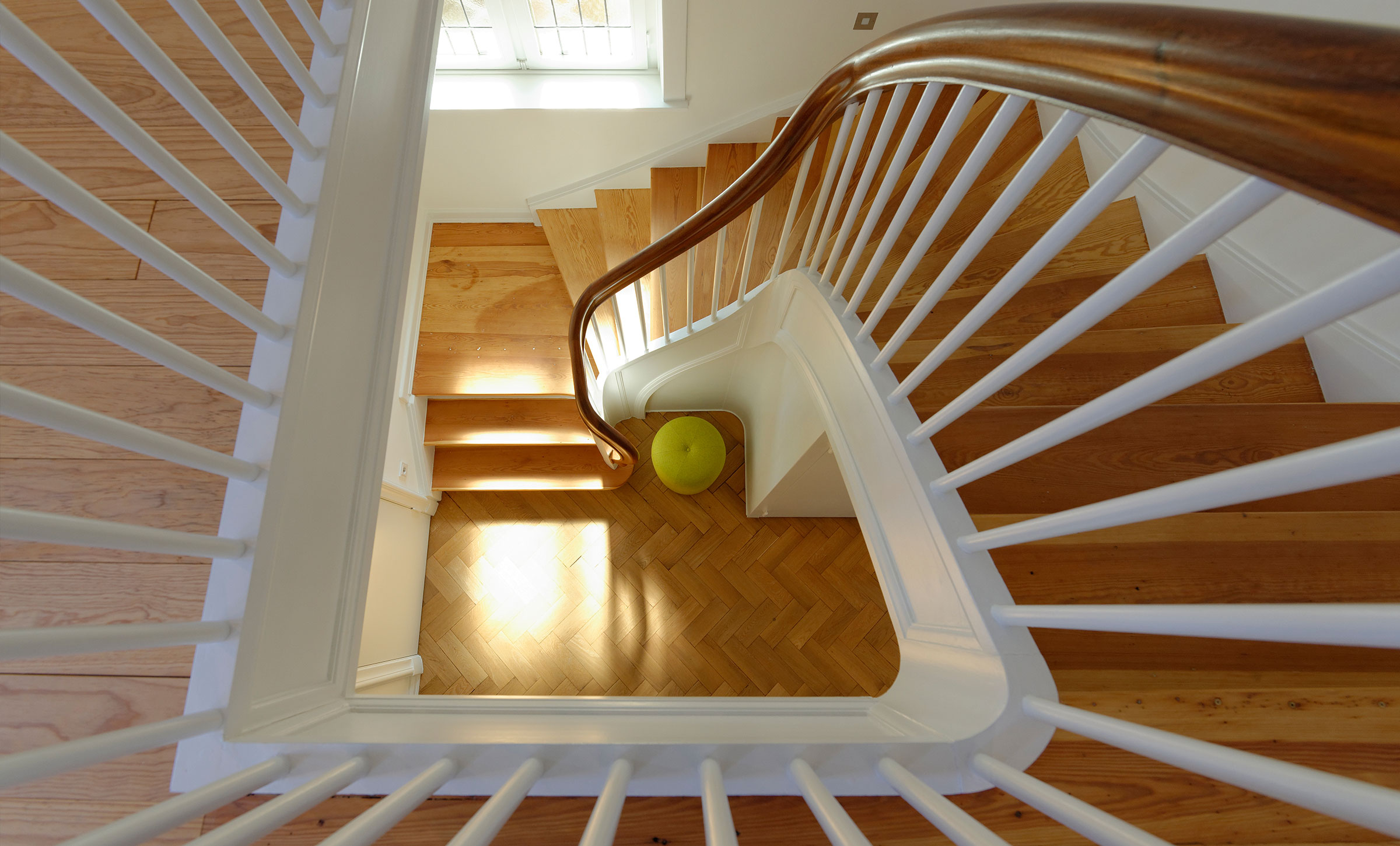 Vogelperspektive in ein Treppenhaus eines Einfamilienhauses