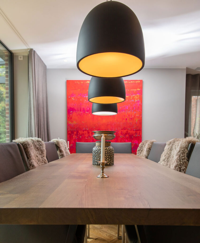 Blick auf Esstisch in modernem Ambiente