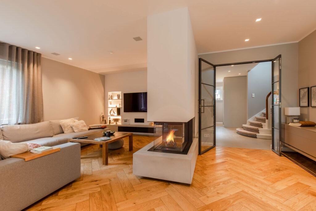 Blick in modernes Wohnzimmer mit Kamin