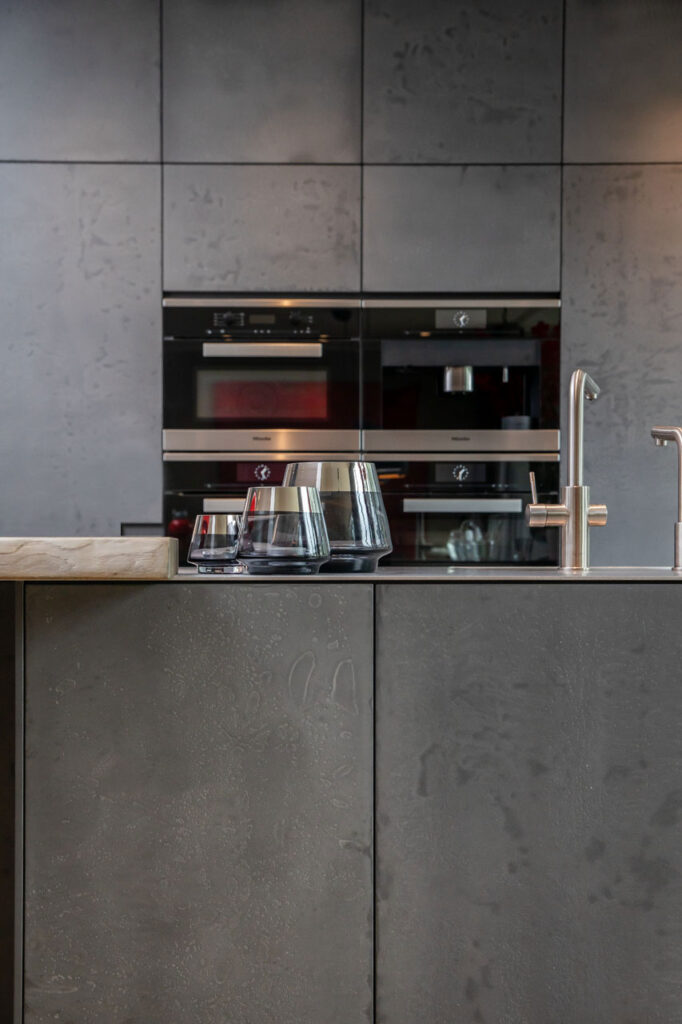 Blick auf Arbeitsfläche einer Küche mit Vasen