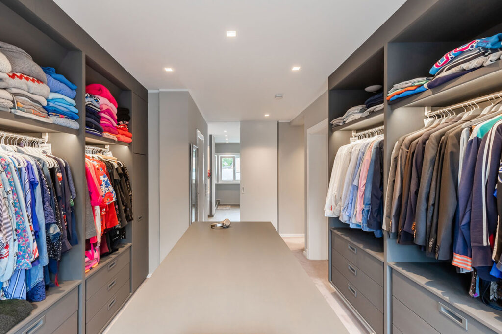 Blick in Einbauschrank