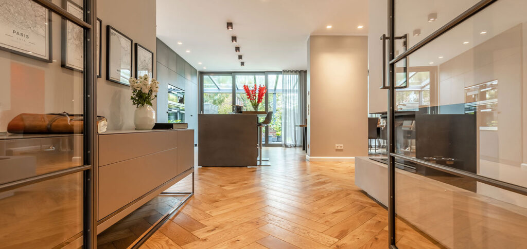 Blick in Wohnbereich mit Parkett