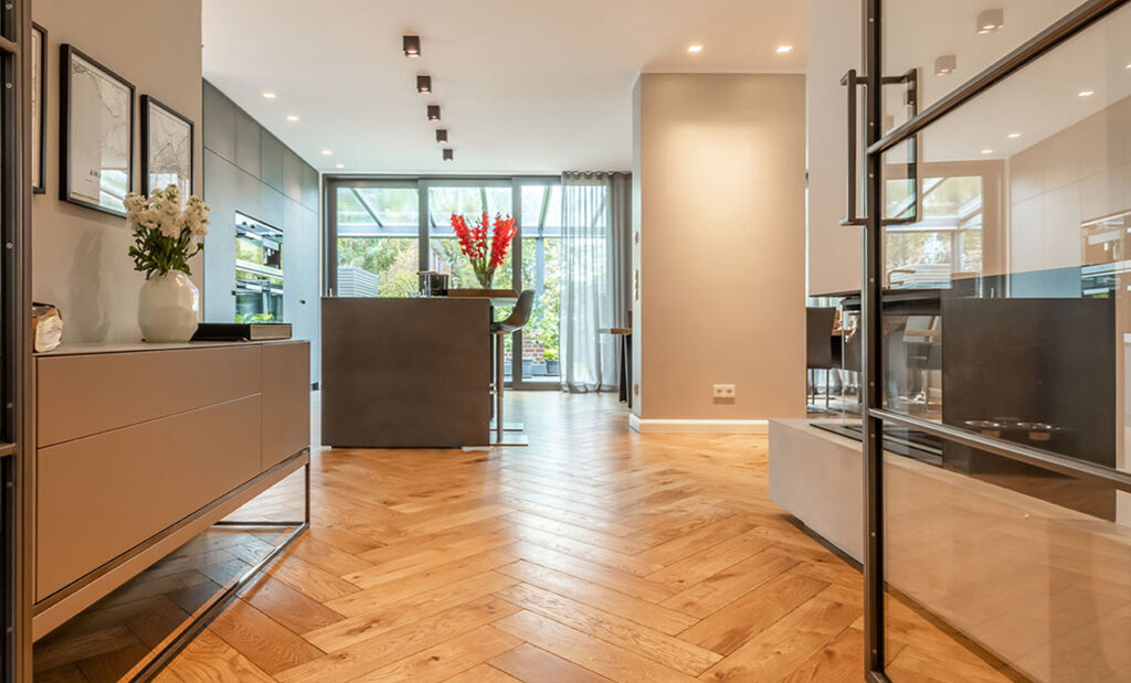 Blick in Wohnzimmer mit Parkett