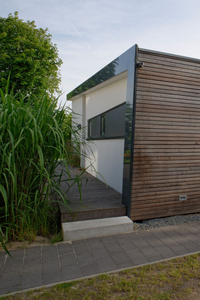 Blick auf modernen Bungalow