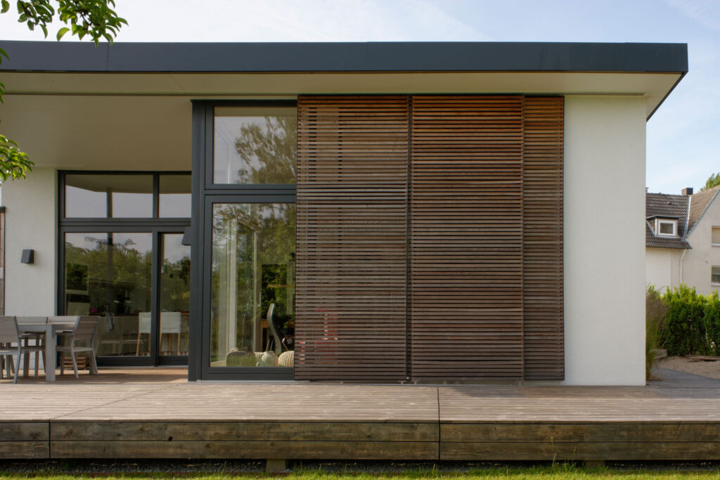 Blick auf modernen Bungalow