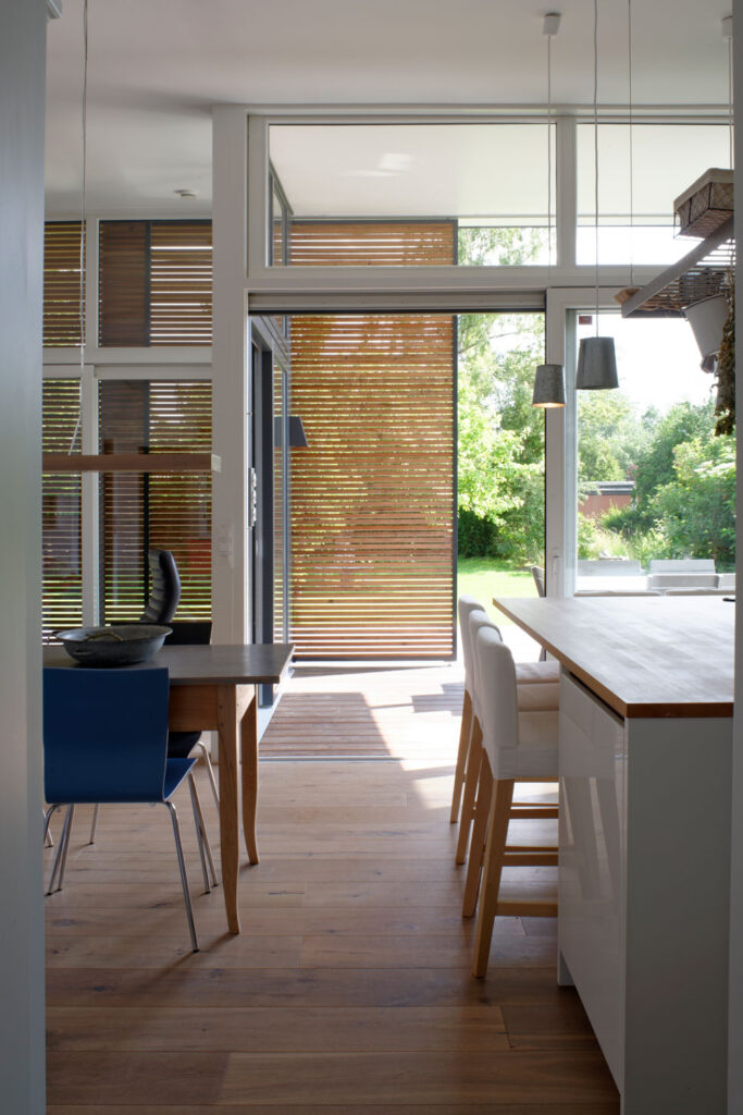 Blick aus einer Küche mit Glasfront zur Terrasse