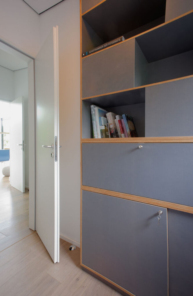 Blick auf einen Einbauschrank mit Bücherfächern