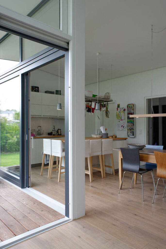 Blick in eine gemütlliche Küche mit Glasfront zur Terrasse