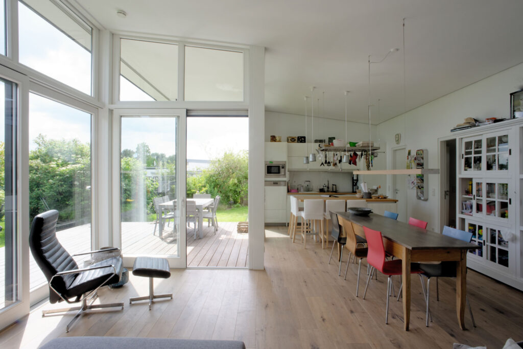 Blick in eine gemütlliche Küche mit Glasfront zur Terrasse