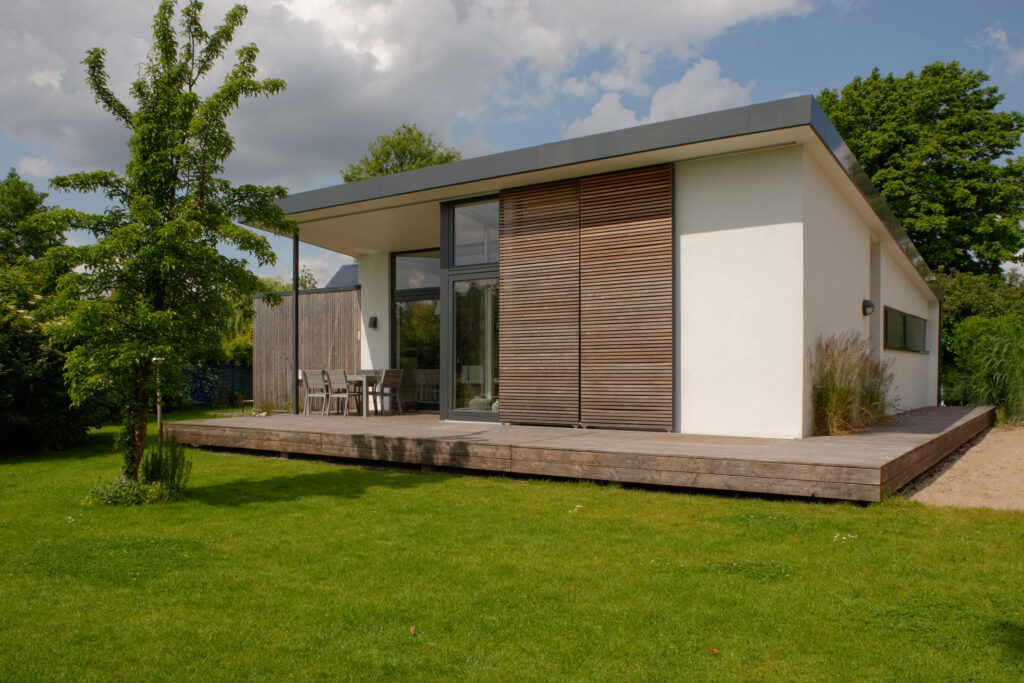 Blick auf modernen Bungalow