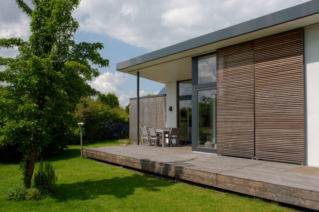 Blick auf modernen Bungalow