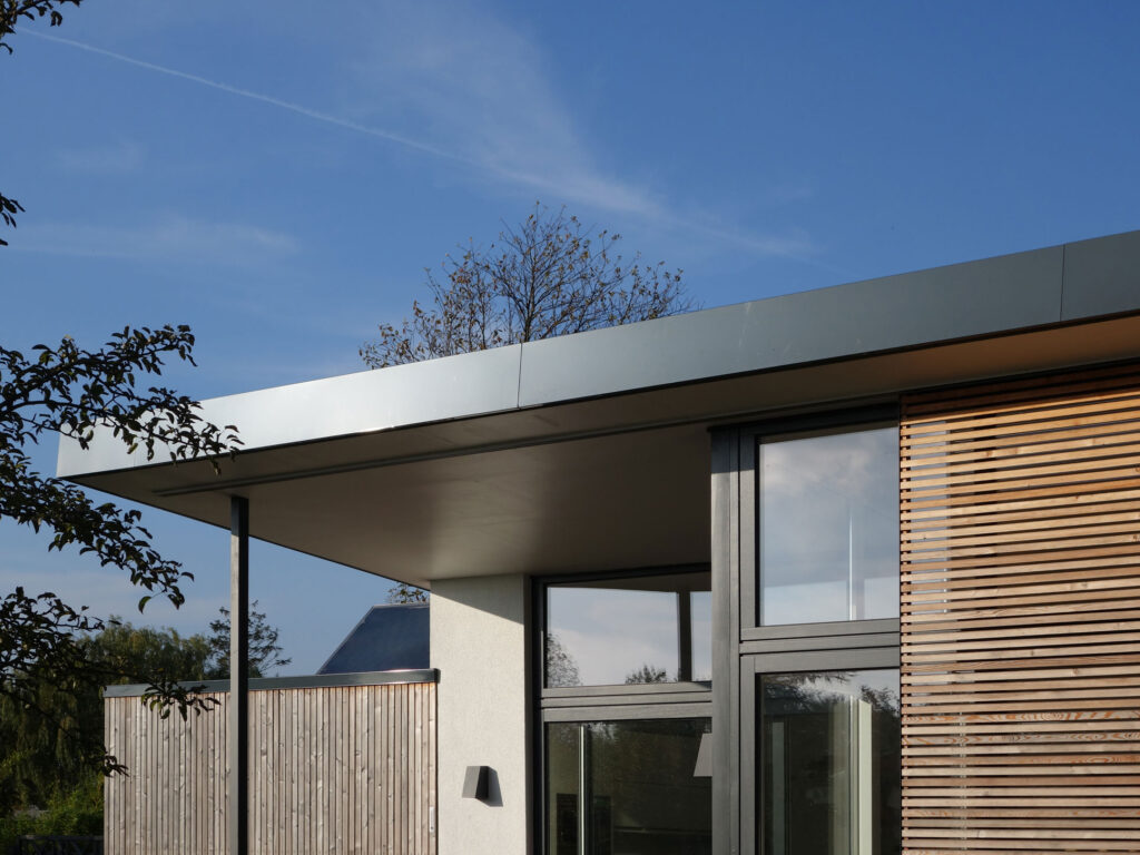 Blick auf modernen Bungalow