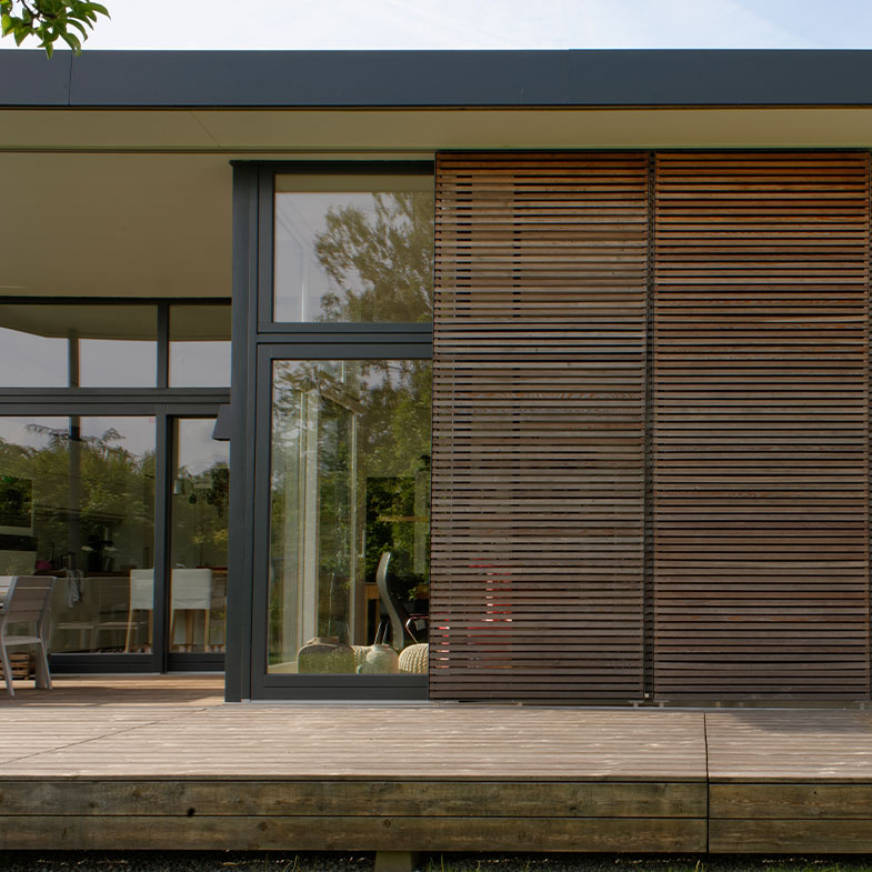 Blick auf modernen Bungalow