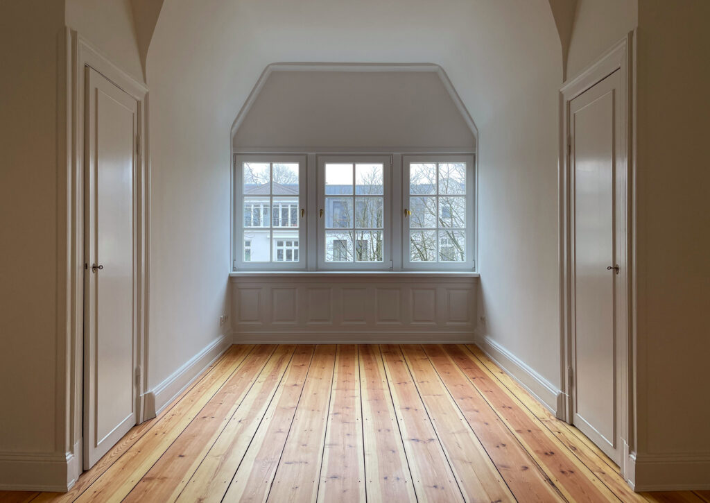 Blick in einen leeren Raum mit restaurierten Dielen
