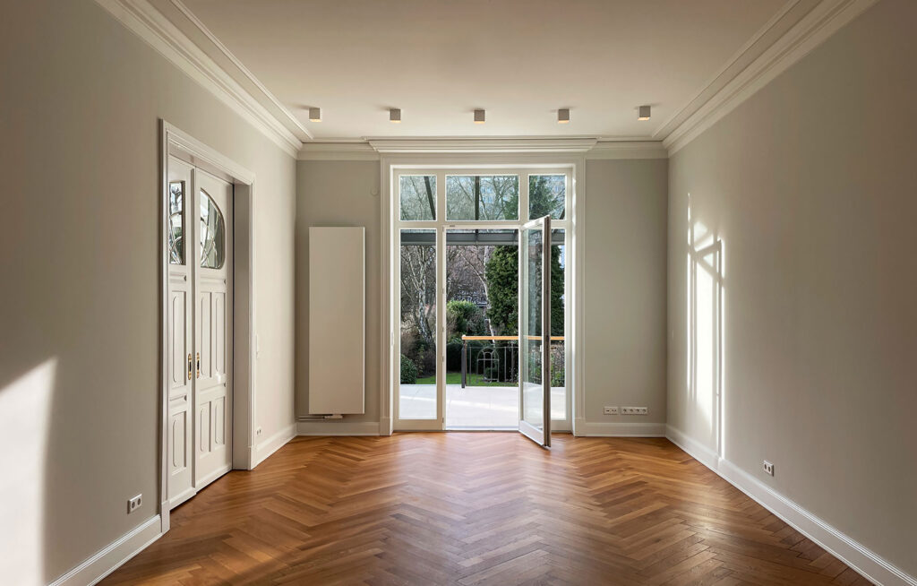 Blick in einen leeren Raum mit restauriertem Parkett