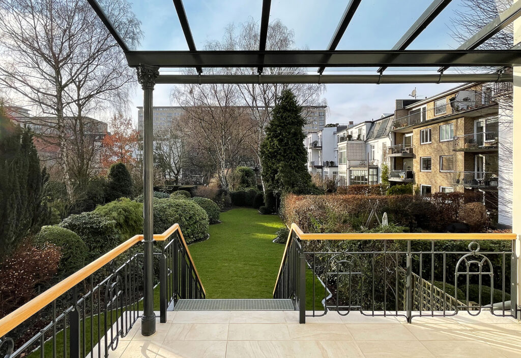Blick über eine Terrasse in einen Garten