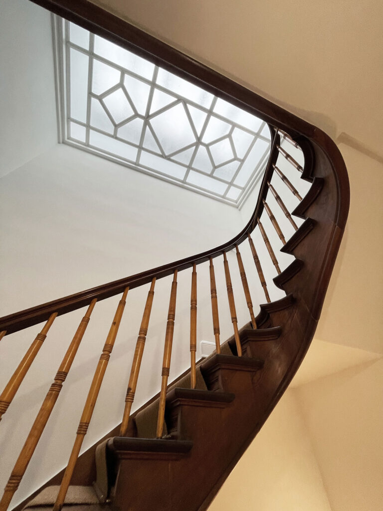 ein altes edles Treppengeländer