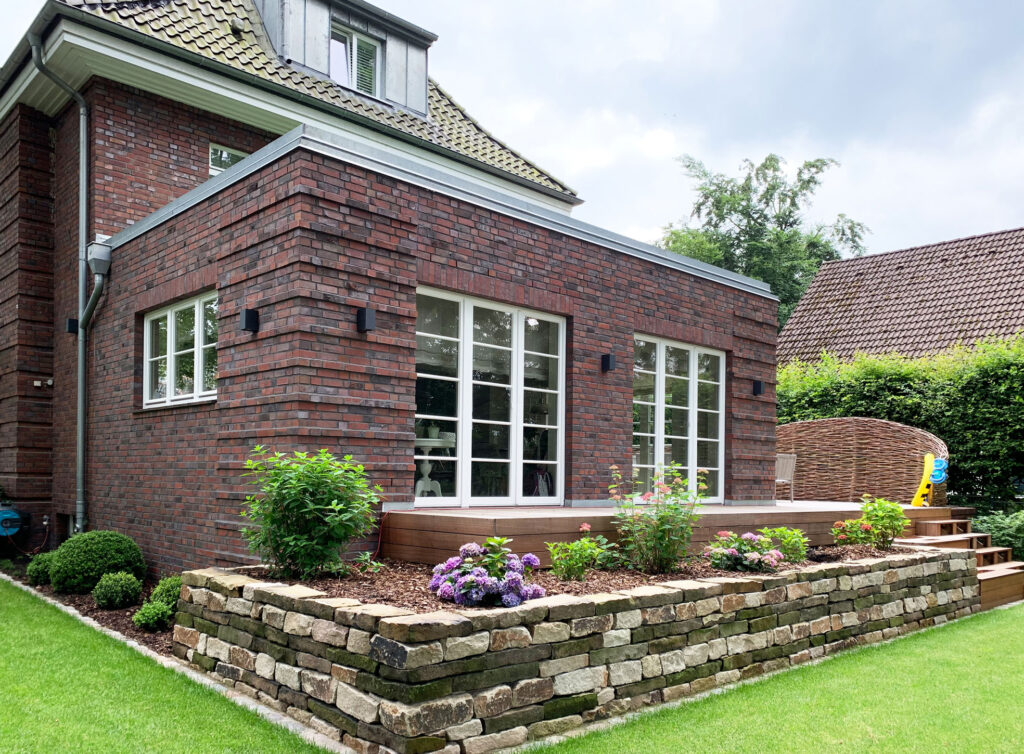Außenansicht einer Hamburger Kaffeemühle mit Terrasse