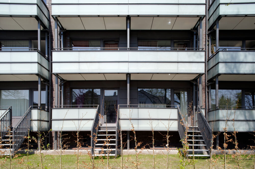 Blick auf Glasbalkone mit Treppen in den Garten