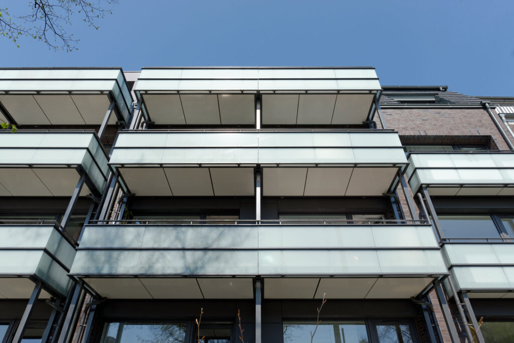 Blick auf Glasbalkone eines Mehrfamilienhauses