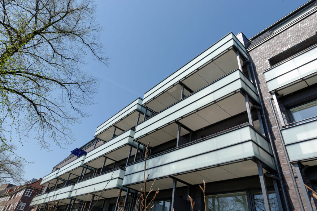 Blick auf Glasbalkone eines Mehrfamilienhauses