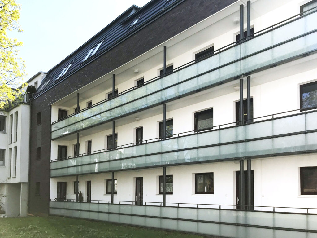 Blick auf Glasbalkone eines Mehrfamilienhauses
