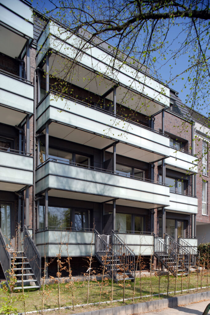 Blick auf Glasbalkone und Klinkerwand eines Mehrfamilienhauses im Wolffsonweg Hamburg