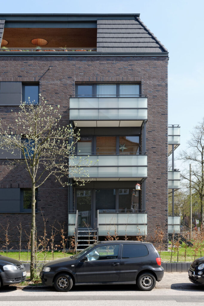 Blick auf Glasbalkone und Klinkerwand eines Mehrfamilienhauses im Wolffsonweg Hamburg