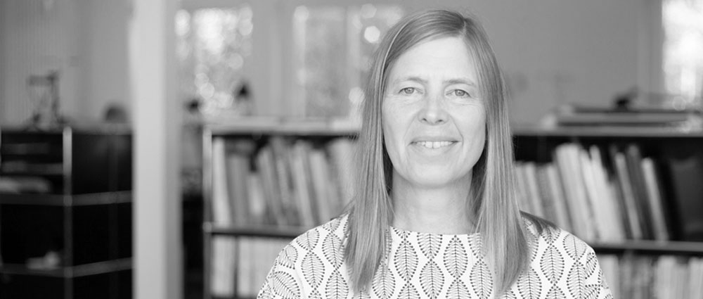 Schwarz-Weiß-Portrait einer Frau: Architektin Daniela Cattau