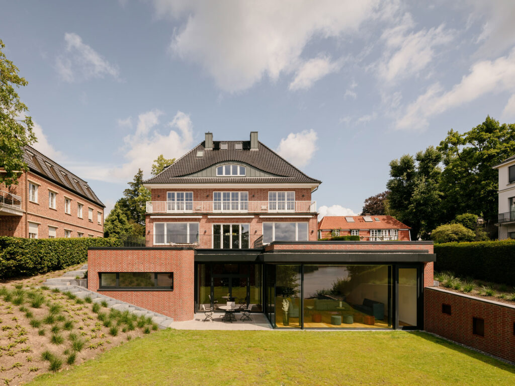 Backsteinhaus mit Wintergarten