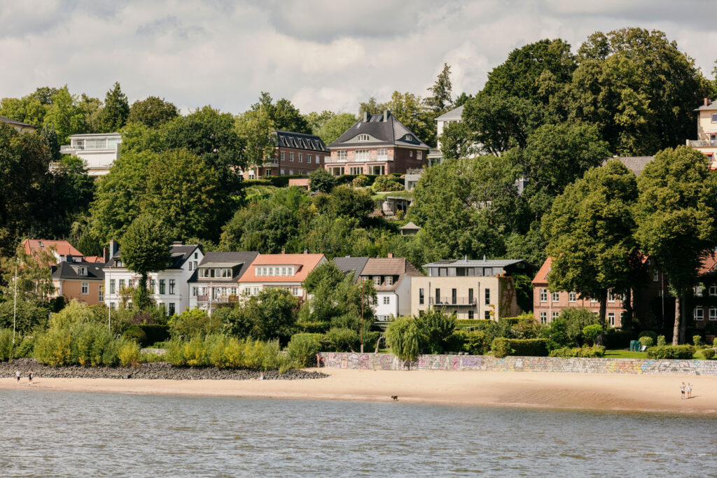 Blick über die Elbe auf Wohngebiet