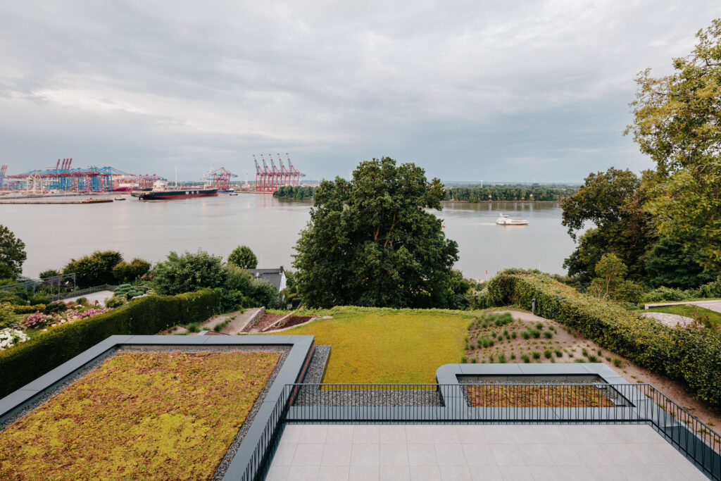 Blick über Terrasse auf Elbe