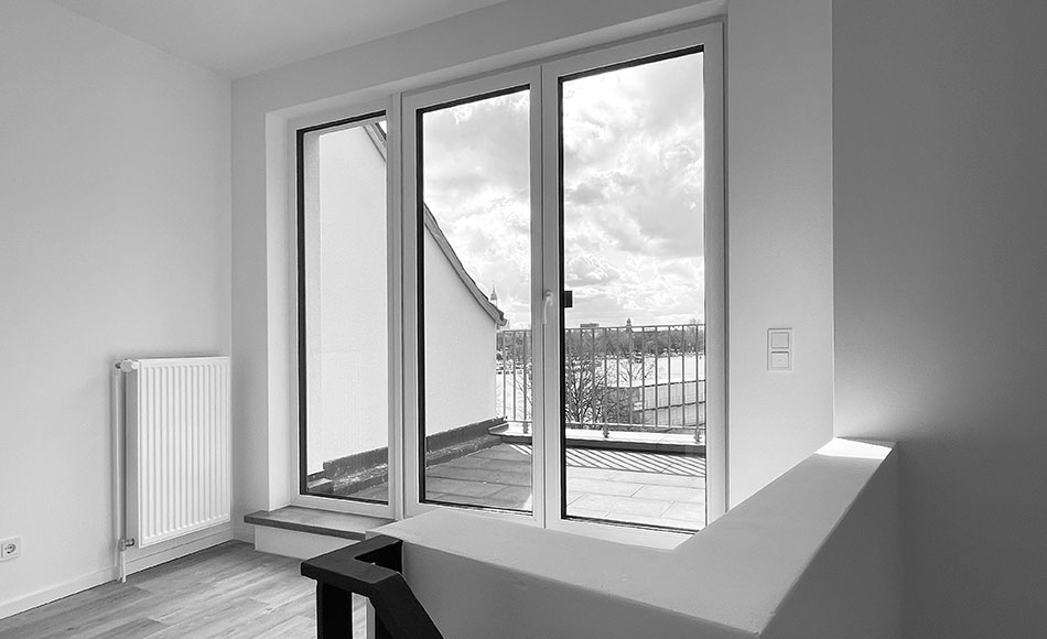 Blick aus Balkonfenster einer neuen, leeren Wohnung