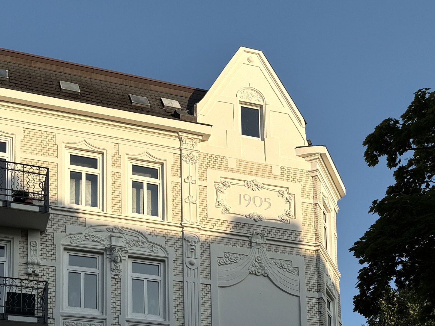 Hausfassade ugendstil mit der Jahreszahl 1905