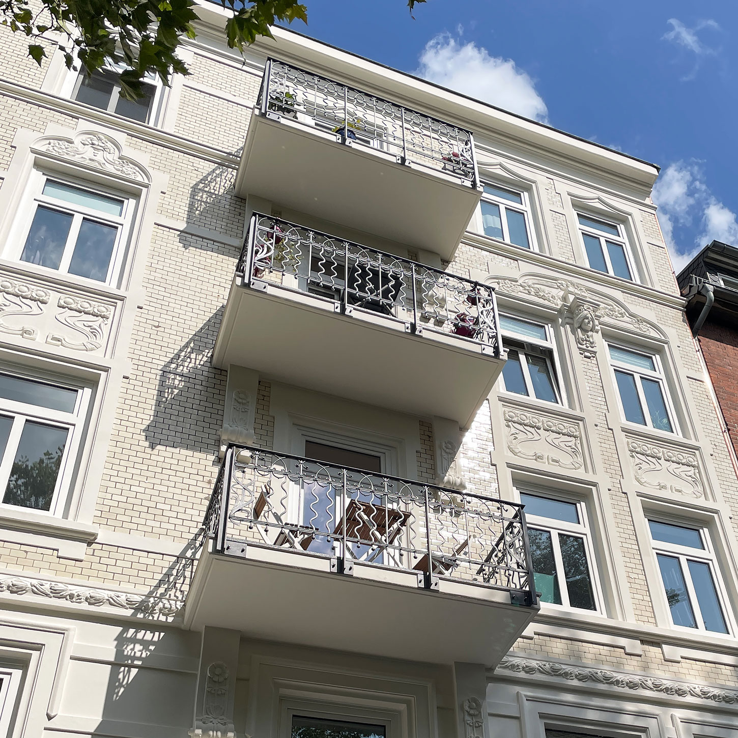 Jugendstil Hausfassade mit Balkonen
