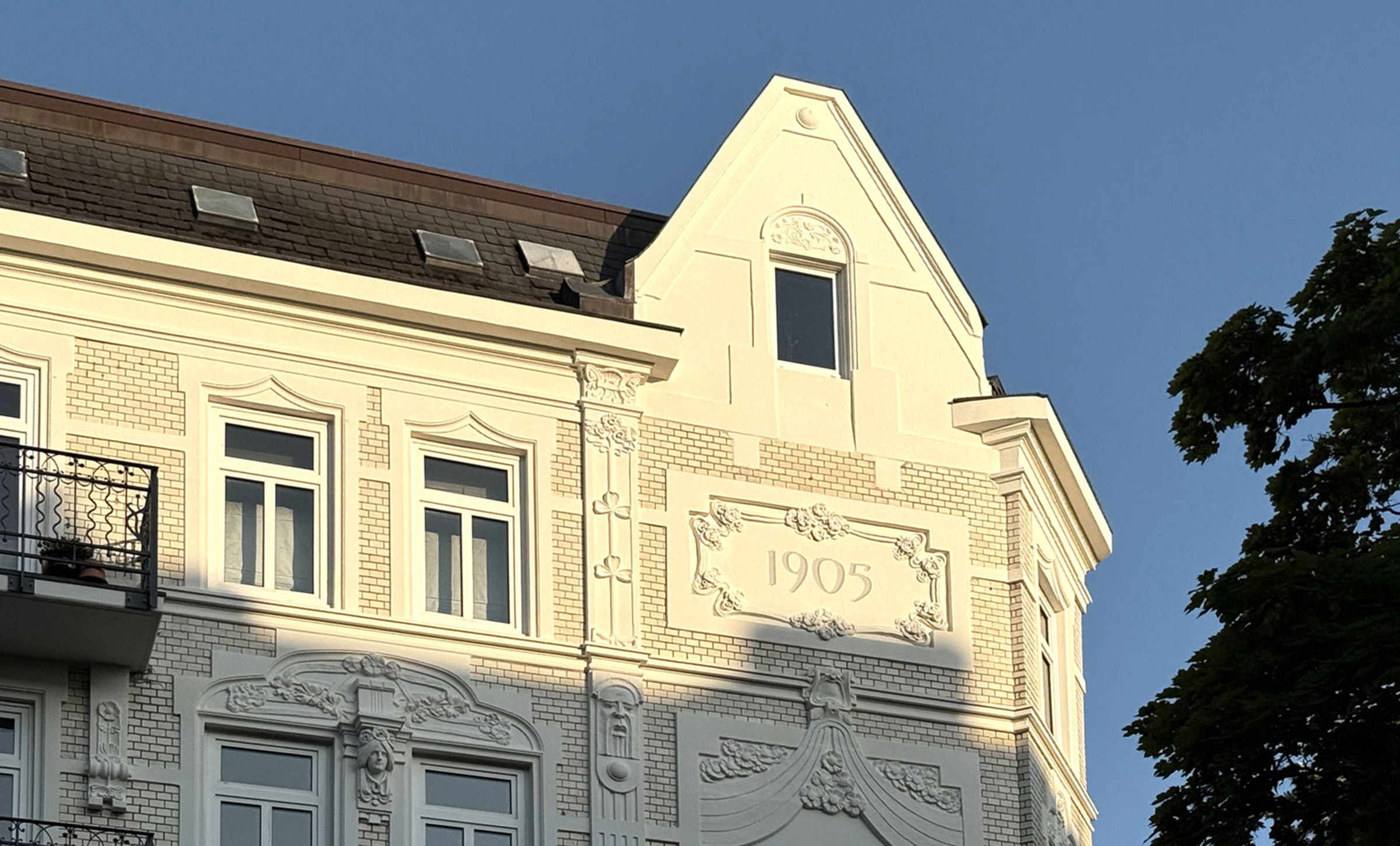 Hausgiebel mit der Jahreszahl 1905