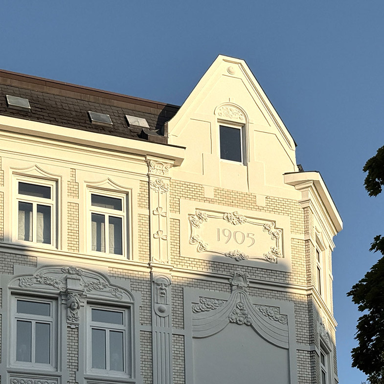 Ein Hausgiebel mit der Jahreszahl 1905