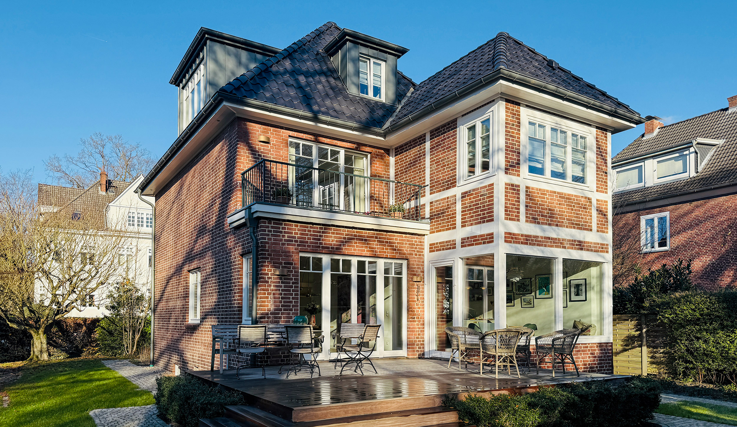 Blick auf die Gartenterrasse eines sanierten Einfamilienhauses aus den dreißiger Jahren.